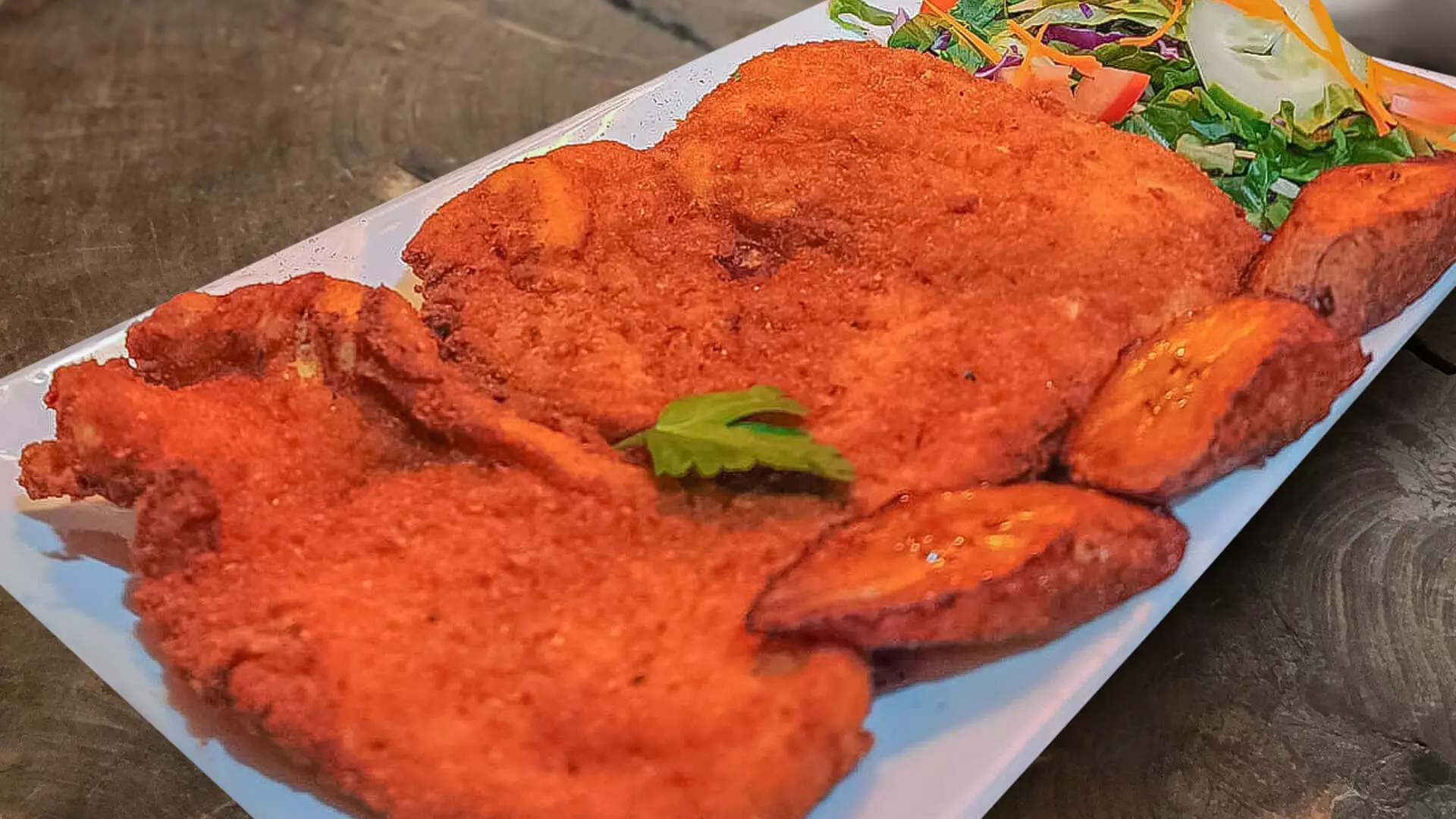 Breaded chicken breast with plantains, and salad